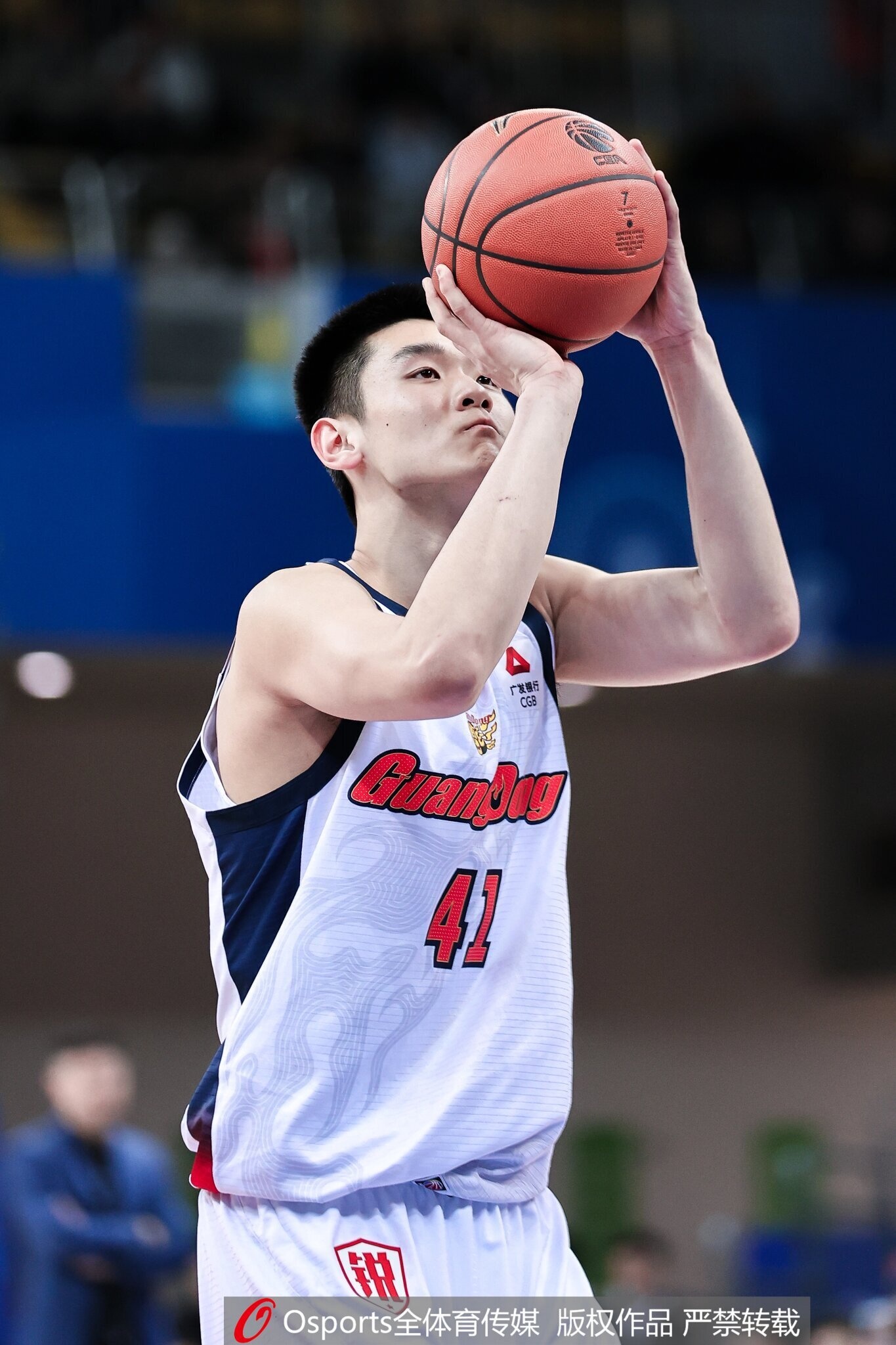 云游戏-媒体人：王洪泽用稚嫩肩膀扛起广东脆弱内线 他值得更多时间&amp;机会